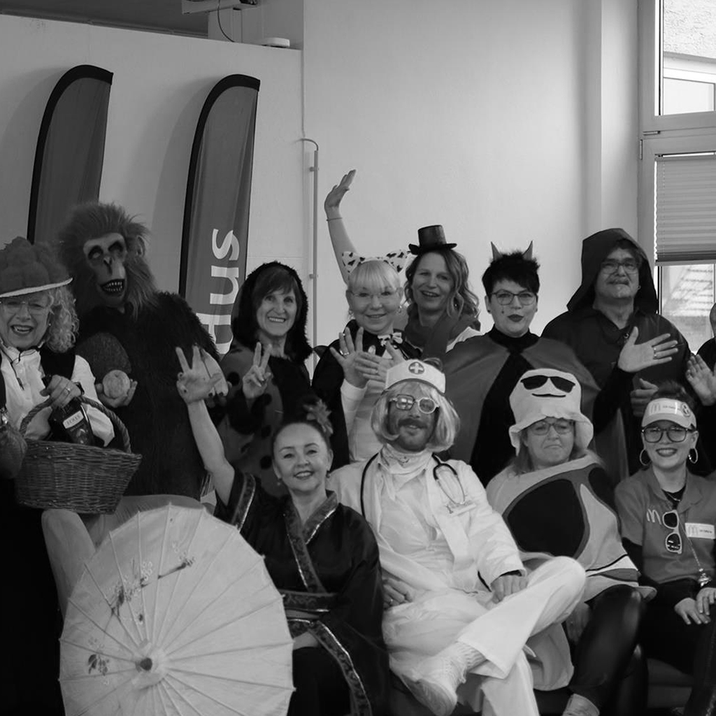 Solidus Team in Kostümen feiert Fasching / Fasnet im Büro, Gruppenfoto in Schwarzweiß