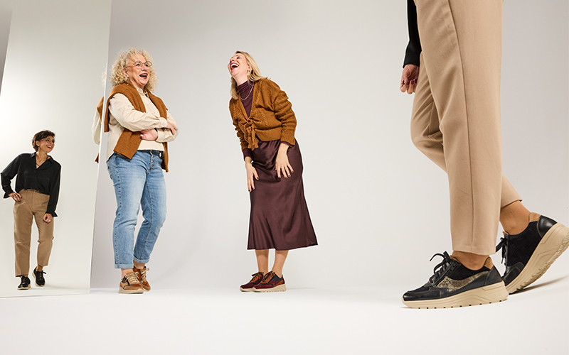 Solidus Holly 46023 Damen-Sneaker in drei Farbvarianten – Lifestyle-Motiv mit lachenden Frauen, Komfort und Leichtigkeit