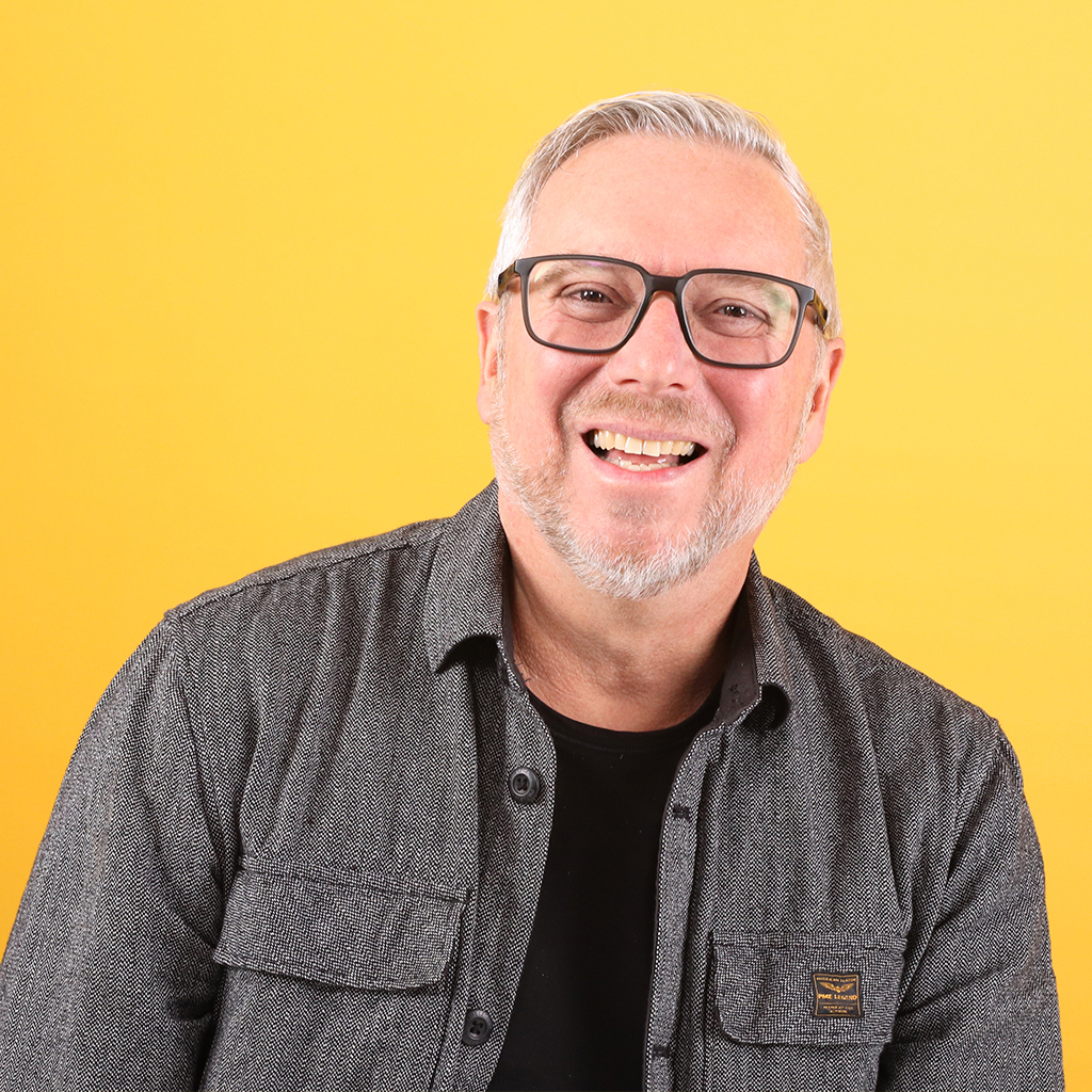 Porträt von Alexander Kolb, Mitarbeiter bei Solidus, vor einfarbigem Hintergrund