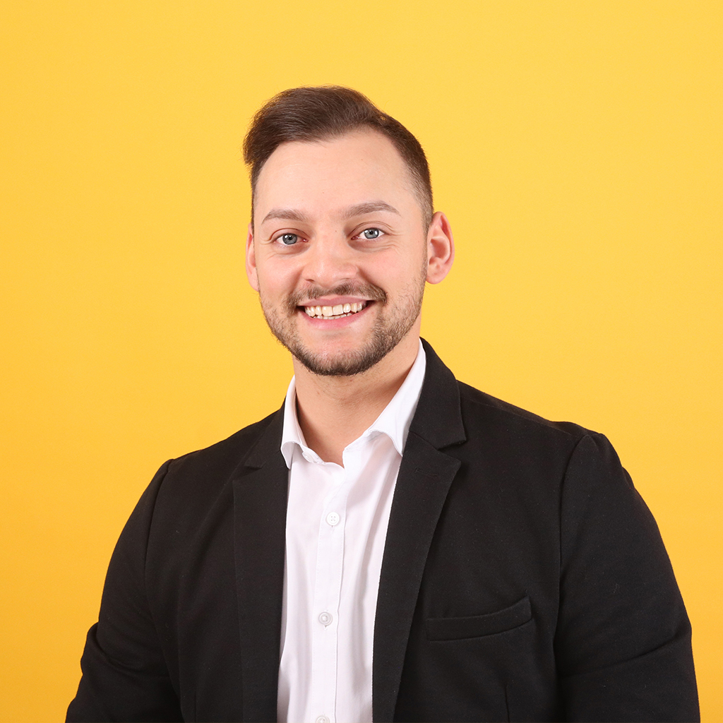 Porträt von Alexander Kovac, Mitarbeiter bei Solidus, vor einfarbigem Hintergrund