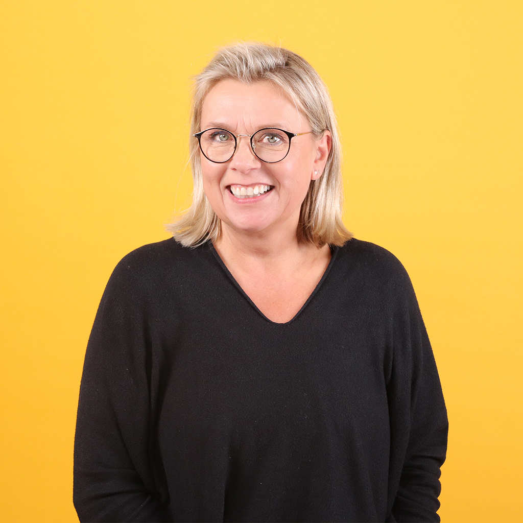 Porträt von Anke Mäkeler, Mitarbeiterin bei Solidus, vor einfarbigem Hintergrund