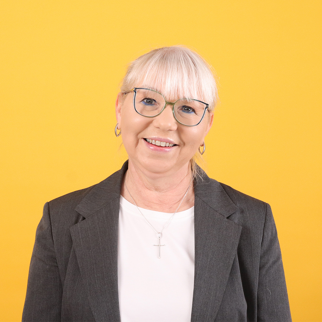 Porträt von Barbara Grabowski, Mitarbeiterin bei Solidus, vor einfarbigem Hintergrund