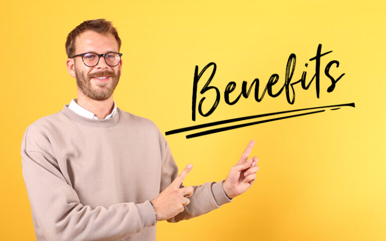 Michael Großmann von Solidus zeigt auf den Schriftzug „Benefits“ vor gelbem Hintergrund – Karriere bei Solidus