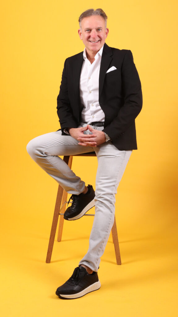 Porträt von Uwe Decker, Geschäftsführer bei Solidus, vor einfarbigem Hintergrund