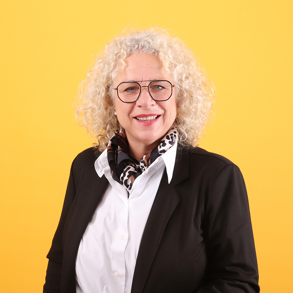 Porträt von Doris Hipp, Mitarbeiterin bei Solidus, vor einfarbigem Hintergrund