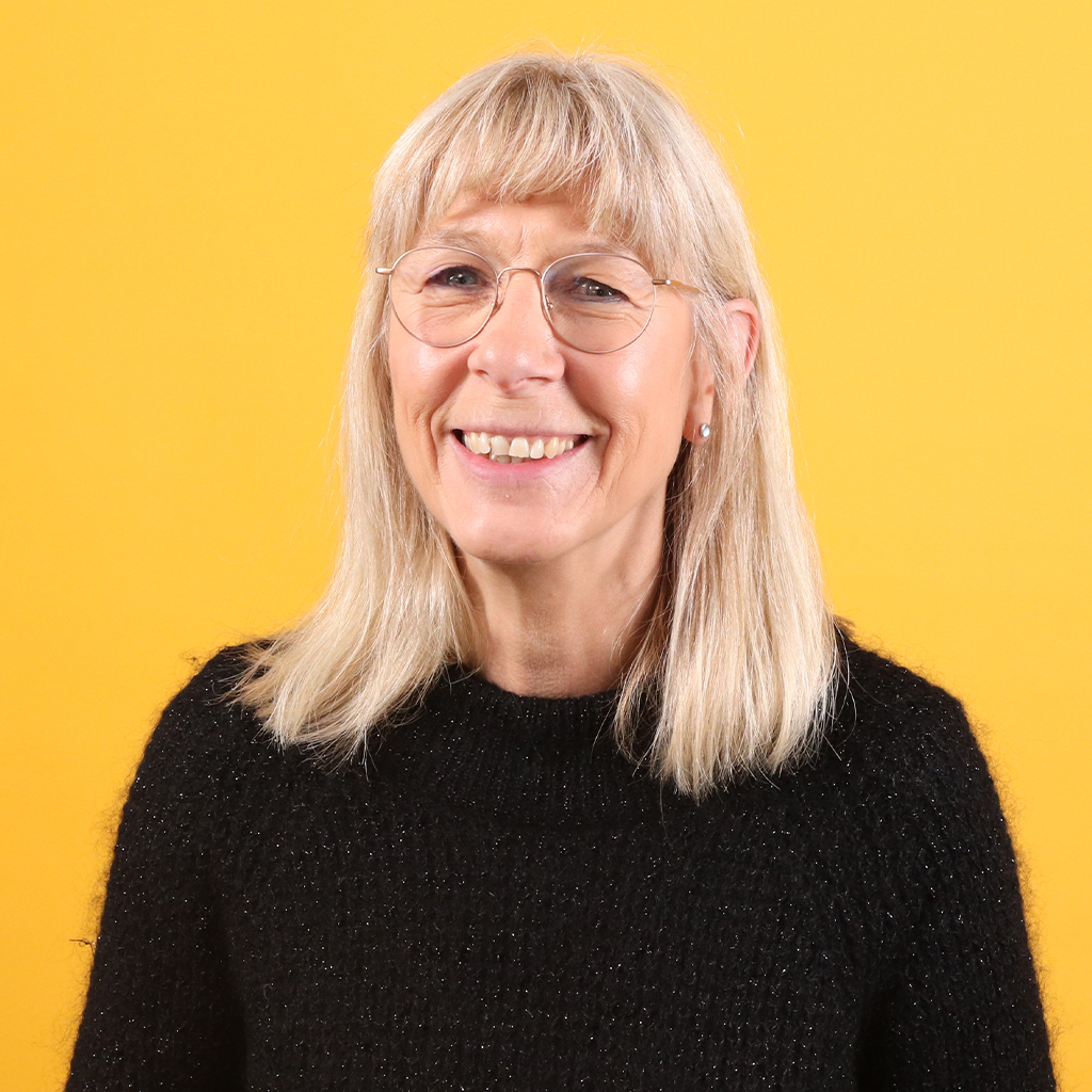 Porträt von Gabriele Xanke, Mitarbeiterin bei Solidus, vor einfarbigem Hintergrund