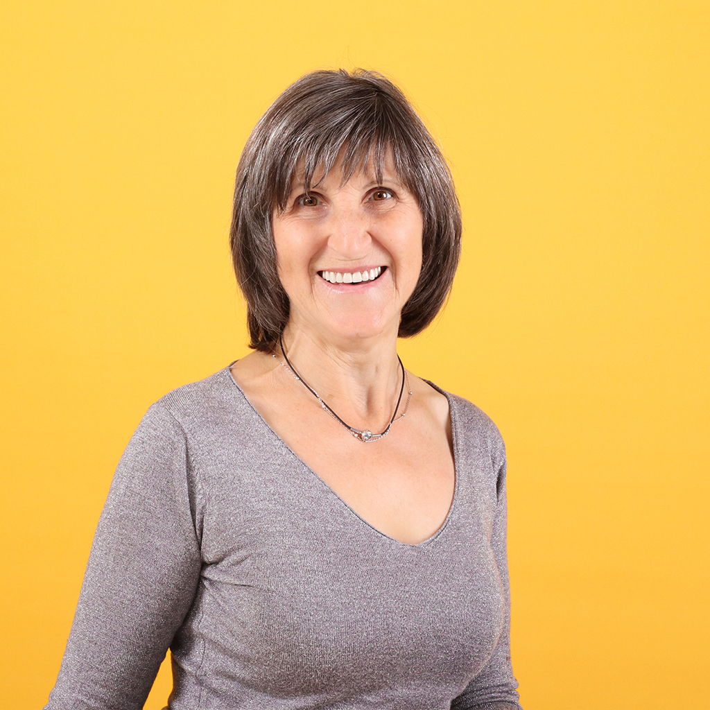 Porträt von Hild Gieb, Mitarbeiterin bei Solidus, vor einfarbigem Hintergrund