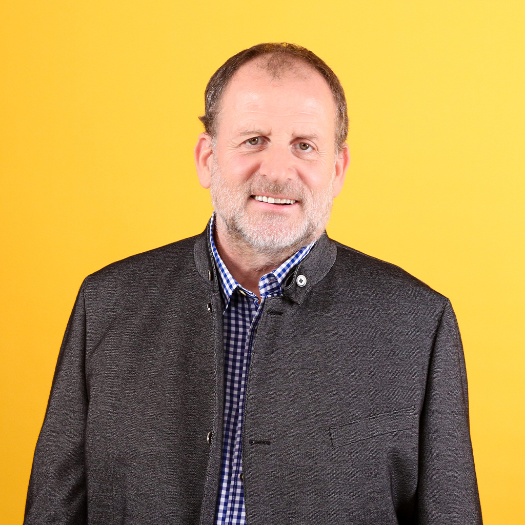 Porträt von Joerg Stoeckelmaier, Mitarbeiter bei Solidus, vor einfarbigem Hintergrund