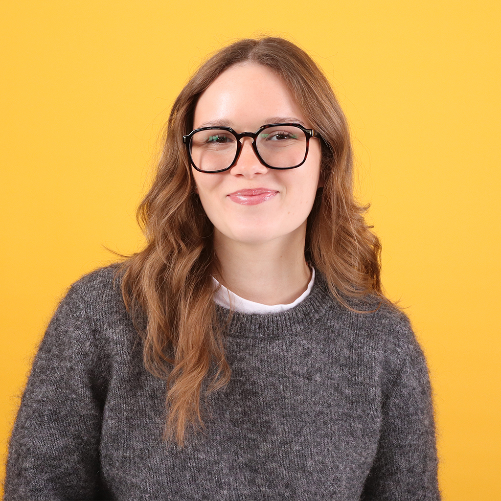 Porträt von Lia Beck, Mitarbeiterin bei Solidus, vor einfarbigem Hintergrund