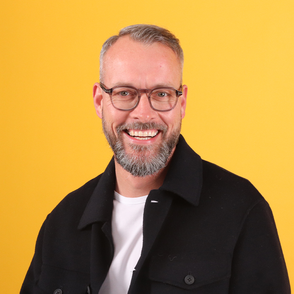 Porträt von Martin Leggemann, Mitarbeiter bei Solidus, vor einfarbigem Hintergrund