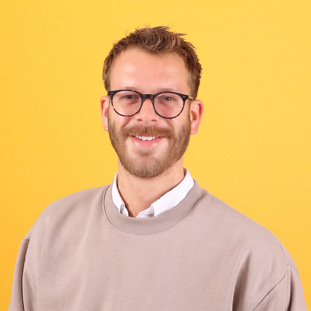 Porträt von Michael Großmann, Leitung Marketing bei Solidus, vor einfarbigem Hintergrund