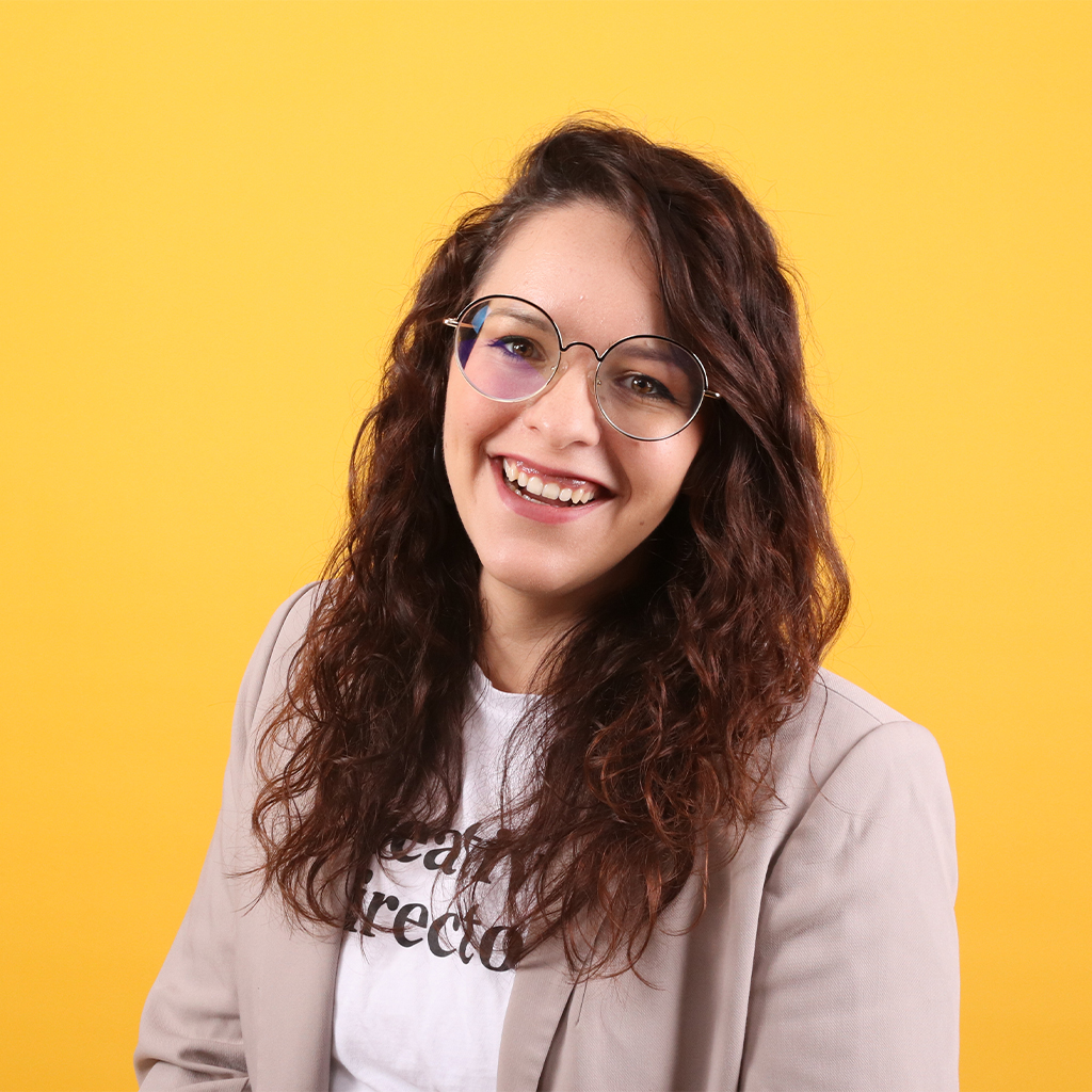 Porträt von Mirjam Maruhn, Mitarbeiterin bei Solidus, vor einfarbigem Hintergrund