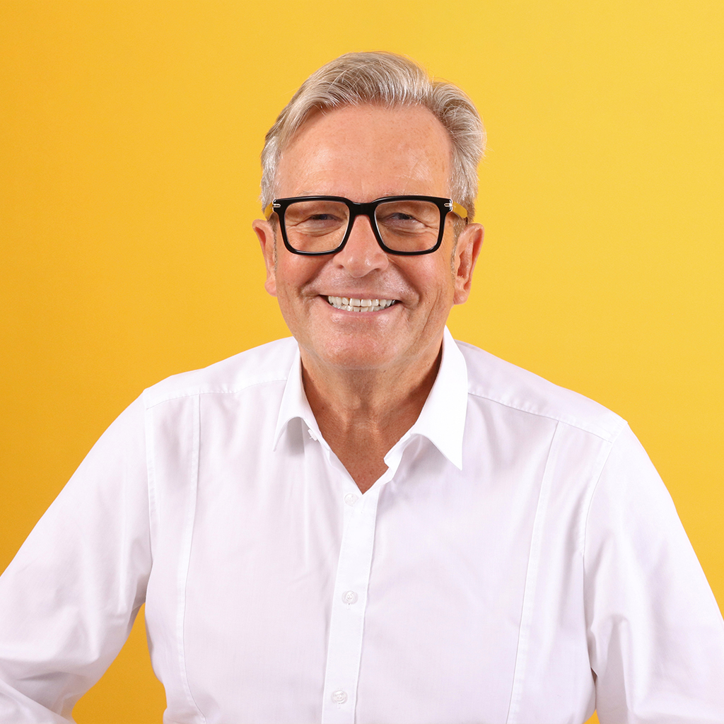 Porträt von Reinhard deBoon, Mitarbeiter bei Solidus, vor einfarbigem Hintergrund