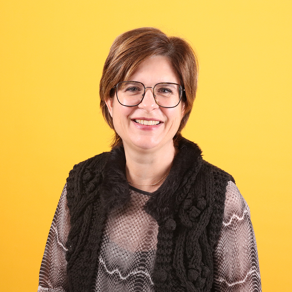 Porträt von Rianne Bos, Mitarbeiterin bei Solidus, vor einfarbigem Hintergrund