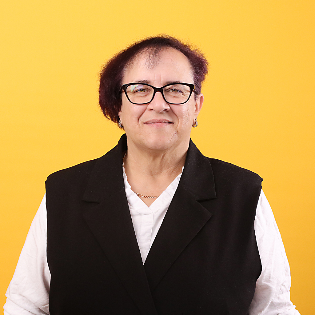 Porträt von Sabine Schäfle, Mitarbeiterin bei Solidus, vor einfarbigem Hintergrund