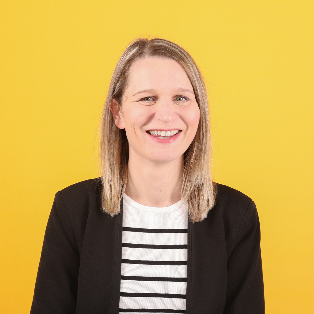 Porträt von Sylvia Mattes, Mitarbeiterin bei Solidus, vor einfarbigem Hintergrund