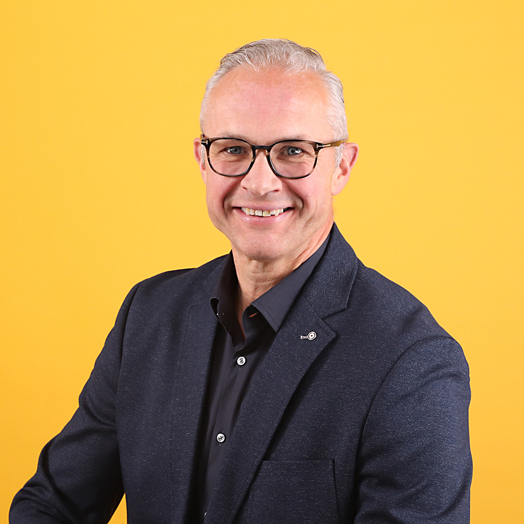 Porträt von Toon van Gorp, Mitarbeiter bei Solidus, vor einfarbigem Hintergrund