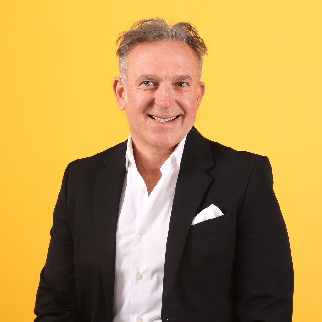 Porträt von Uwe Decker, Geschäftsführer bei Solidus, vor einfarbigem Hintergrund