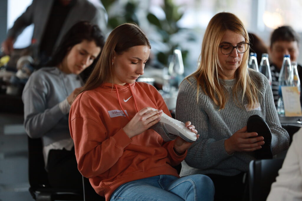 Teilnehmende der Solidus Academy prüfen einen Schuh und eine Einlegesohle im Workshop – Produktschulung mit Praxisbezug