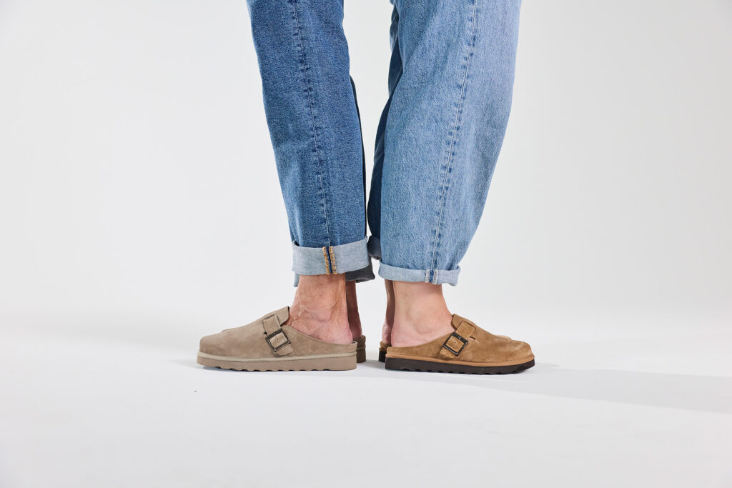 Person trägt zwei Solidus Pantoletten in Beige und Braun aus der Frühjahr/Sommer 2027 Kollektion