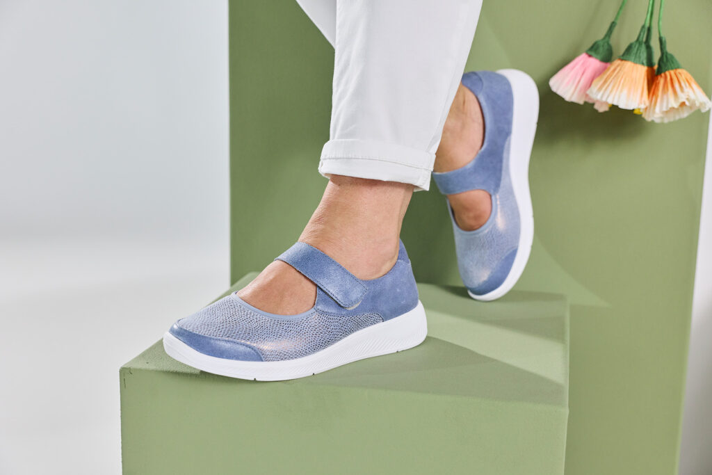 Frau trägt hellblaue Solidus Kleo Komfortschuhe mit Klettverschluss aus der Frühjahr/Sommer 2027 Kollektion